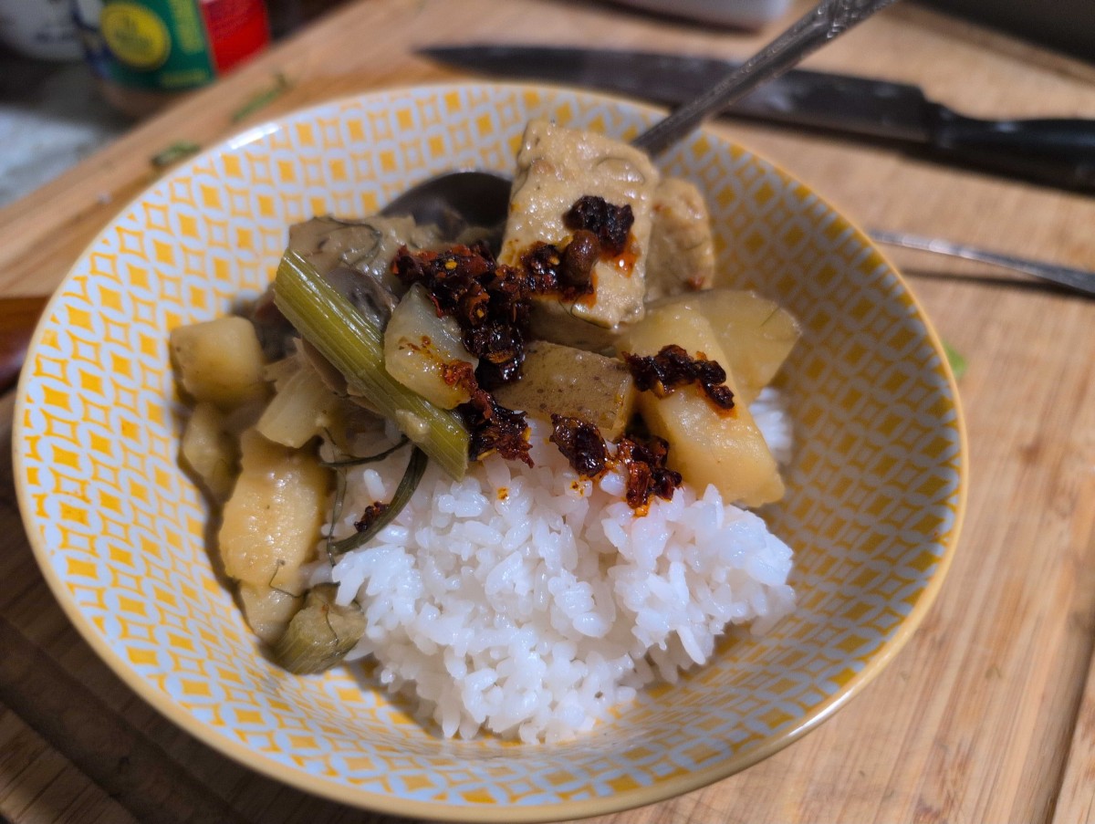 The finished bowl showing rice and the vegetarian rendang with chili crisps on it